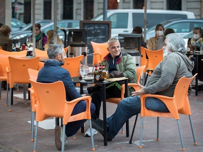 En la imagen, varios clientes sentados en terrazas de bares en el barrio valenciano de Russafa.