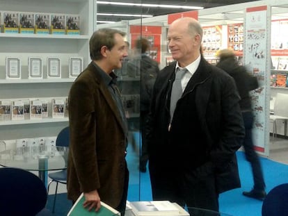Joan Tarrida (izquierda), editor de Galaxia Gutenberg, y Andrew Wylie, agente literario, charlan en la Feria del Libro de Fráncfort 2015.