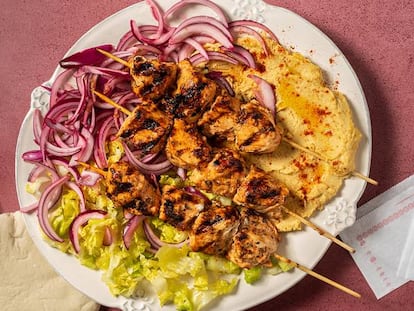 Brochetas de pollo con hummus y ensalada