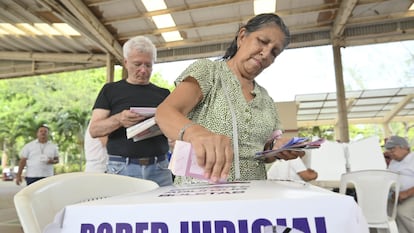 Una mujer vota en Coatzacoalcos (Veracruz), durante las Elecciones Judiciales.