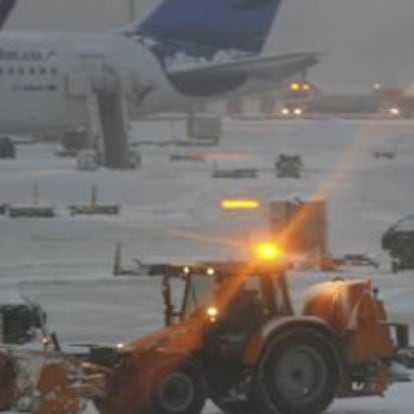 Aeropuerto de Fráncfort paralizado por el temporal de nieve que afecta a Europa