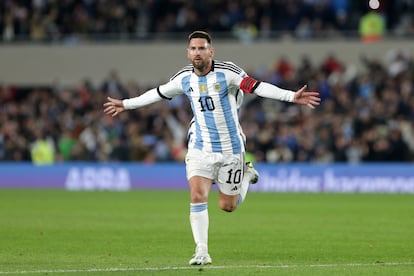 Lionel Messi celebra un gol a Ecuador, en el estadio Monumental de Buenos Aires, durante un partido de calificación para el mundial 2026.