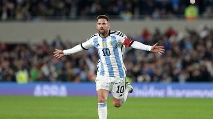 Lionel Messi celebra un gol a Ecuador, en el estadio Monumental de Buenos Aires, durante un partido de calificación para el mundial 2026.