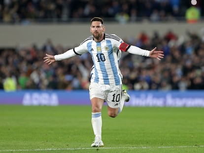 Lionel Messi celebra un gol a Ecuador, en el estadio Monumental de Buenos Aires, durante un partido de calificación para el mundial 2026.