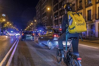 El repartidor Gustavo Gaviria se detiene ante un control policial.