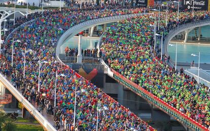 Miles de corredores del Maratón Trinidad Alfonso y de la 10K han salido a las 8,30 de la mañana por el puente de Monteolivete en la capital valenciana.  