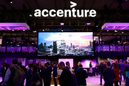 El pabellón de Accenture durante el Mobile World Congress de Barcelona el 28 de febrero de 2024.