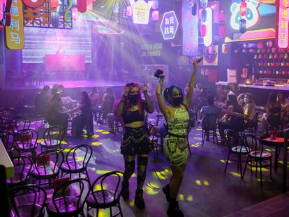 Dos chicas en Uñas Chun Lee, un bar de copas de Madrid, el pasado junio.