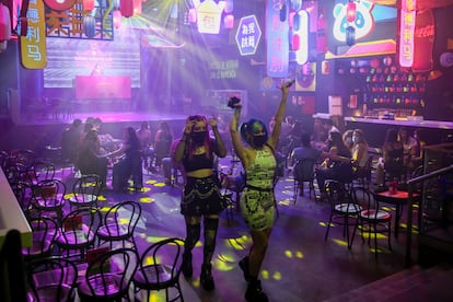 Dos jóvenes de fiesta en la discoteca 'Uñas Chun Lee' de Madrid.