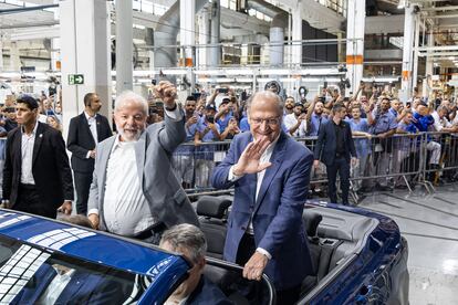 El presidente brasileño, Lula da Silva, saludando a los trabajadores de la planta de Volkswagen de Sao Bernardo do Campo, Sao Paulo.