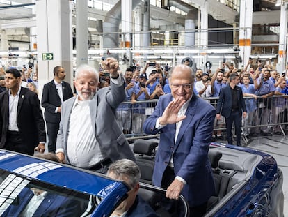 El presidente brasileño, Lula da Silva, saludando a los trabajadores de la planta de Volkswagen de Sao Bernardo do Campo, Sao Paulo.