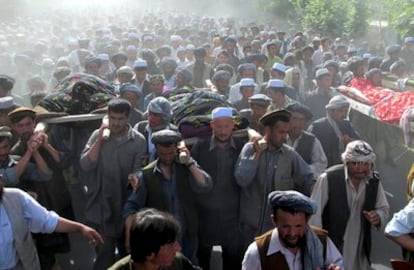 Ciudadanos afganos portan los cadáveres de las personas asesinadas supuestamente por fuerzas militares de la OTAN durante una multitudinaria protesta en Taluqan, en la provincia de Takhar (Afganistán).