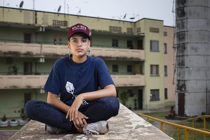 Katleen vive con su madre —su padre no tiene ninguna presencia en su vida— en un piso modesto de un suburbio de São Paulo.