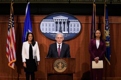 El fiscal general de Estados Unidos, Merrick Garland, en Louisville, Kentucky, este miércoles, con Vanita Gupta (izquierda) y Kristen Clarke.