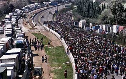 Una riada de estudiantes de la Universidad Autónoma toman la autopista A-7 en dirección a Barcelona en protesta contra la intervención bélica.