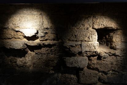 Restos de muralla del Castil de Genoveses, en el aparcamiento de la Plaza de la Marina, en el centro de Málaga.