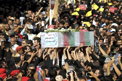 Los deudos llevan un ataúd durante un funeral masivo por los que murieron en el ataque terrorista a un desfile militar en la ciudad de Ahvaz (Irán).