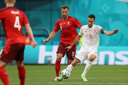 Seferovic presiona a Busquets en una acción del España-Suiza.