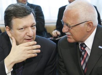 El presidente de la Comisión, Durão Barroso, y el presidente checo, Vaclav Klaus, en Bruselas.