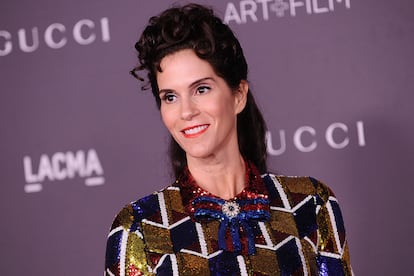 ¿Quién es? Jami Gertz. ¿A cuánto asciende su patrimonio? 2.500 millones de euros. ¿Cómo amasó su fortuna? La sorprendente actriz más pudiente de Hollywood, semidesconocida para el gran público, nunca pasó de ser una intérprete de reparto en películas como Twister, Jóvenes ocultos o Dieciséis velas. Su fortuna procede de su matrimonio en 1989 con el magnate Tony Ressler, inversor de capital de riesgo que también es dueño de franquicias deportivas como los Atlanta Hawks.