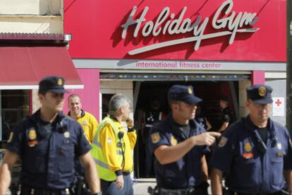 Agentes de la policía a la entrada del gimnasio donde se produjo el asesinato.