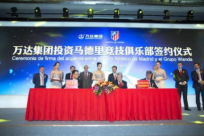 Firma del acuerdo entre el chino Wang Jianlin, Enrique Cerezo y Migue Ángel Marín.