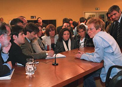 La vicepresidenta María Teresa Fernández de la Vega habla con los periodistas tras la rueda de prensa.