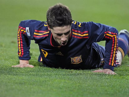 Fernando Torres se lamenta tras una ocasión fallada.