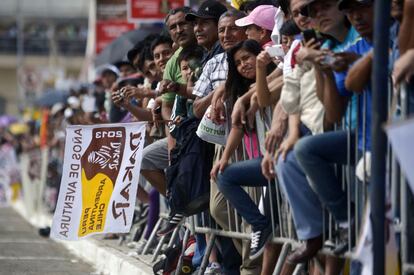 Un grupo de aficionados peruanos antes de la salida del Dakar.