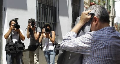 Domingo Enrique Castaño, sale de uno de los registros en sus casas, en julio pasado.