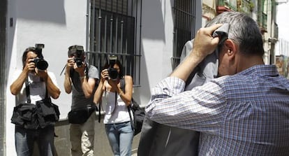 Domingo Enrique Casta&ntilde;o, sale de uno de los registros en sus casas, en julio pasado. 