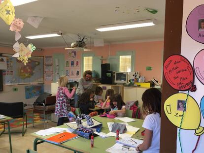 El aula de primaria, en la que estudian diez alumnos y su profesora, Ana.
