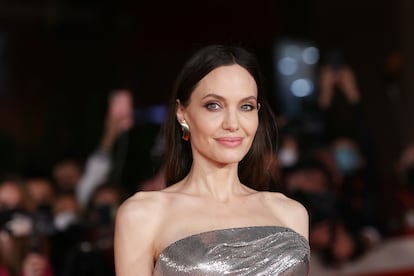 Angelina Jolie. Muy pocas actrices habrían rechazado protagonizar una superproducción millonaria hollywoodiense con tal de debutar como realizadora en un drama ambientado en la guerra de Bosnia, pero Angelina Jolie demostró ser una de ellas con 'En tierra de sangre y miel'. Jolie fue la primera opción de Alfonso Cuarón para interpretar a la astronauta a la deriva Ryan Stone en 'Gravity', pero su autodescarte le sirvió la oportunidad a Sandra Bullock de liderar un filme que ganaría hasta siete premios Oscar.