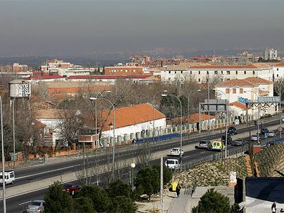 Terrenos de los antiguos cuarteles del Ministerio de Defensa en Campamento, a ambos lados de la carretera de Extremadura.