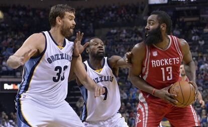 Marc Gasol y Allen, ante Harden.