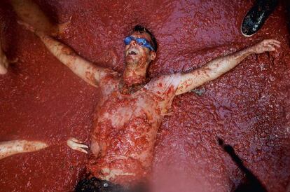 España es el único país del mundo donde un tío tumbado sobre un enorme charco de color rojo no está a punto de morir sino a punto de tener resaca.
