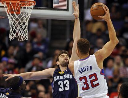 Marc Gasol intenta taponar a Griffin ante Randolph. 