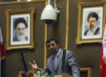 El presidente iraní, Mahmud Ahmadineyad, en un acto institucional ayer en Teherán.