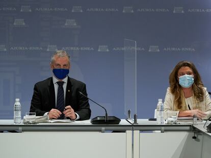 El lehendakari, Íñigo Urkullu, y la consejera Gotzone Sagarduy tras la reunión del comité técnico este viernes.