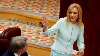 Cifuentes responde en el pleno de la Asamblea a cuestiones relacionadas con el polémico máster.