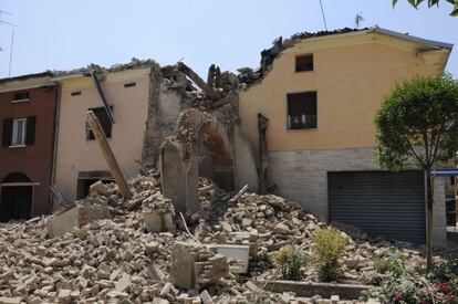 Una torre derrumbada en San Felice sul Pannaro tras el terremoto.