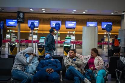 Pasajeros esperan sus vuelos en el aeropuerto El Dorado en Bogotá, Colombia.