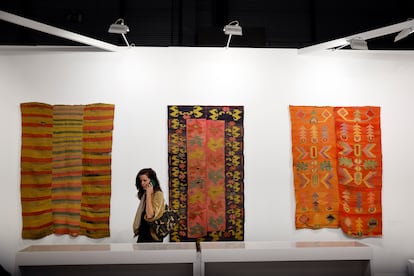 Obras de las artistas tejedoras anónimas del norte argentino de primera mitad del siglo XX, expuestas en la galería de Herlitzka & Co, este miércoles en Ifema.