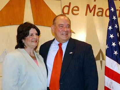 El embajador de EE UU en España, Eduardo Aguirre, con su esposa a su llegada al aeropuerto de Barajas.