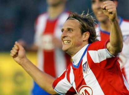 Forlán celebra uno de sus dos goles del domingo pasado al Racing.