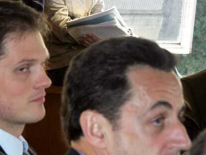 Yasmina Reza viaja junto a Nicolas Sarkozy el pasado marzo, durante la campaña.