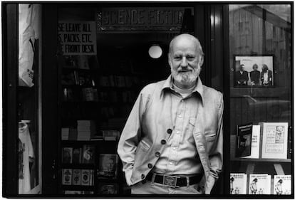 Lawrence Ferlinghetti, junto al escaparate de la librería City Lights, en San Francisco, en 1977.