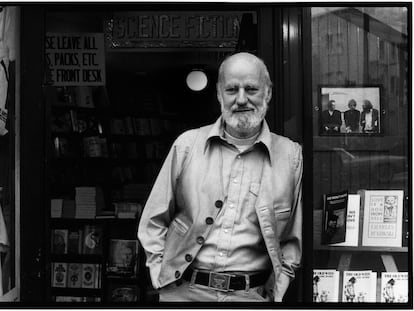 Lawrence Ferlinghetti, junto al escaparate de la librería City Lights, en San Francisco, en 1977.