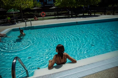 Una mujer se bañaba en una piscina comunitaria, el día 15 de agosto.