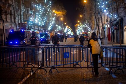 Varias personas celebran la entrada del año nuevo, en la calle Ferraz de Madrid.
